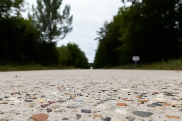 Route en béton désactivé avec graviers visible, information sur béton désactivé prix m2