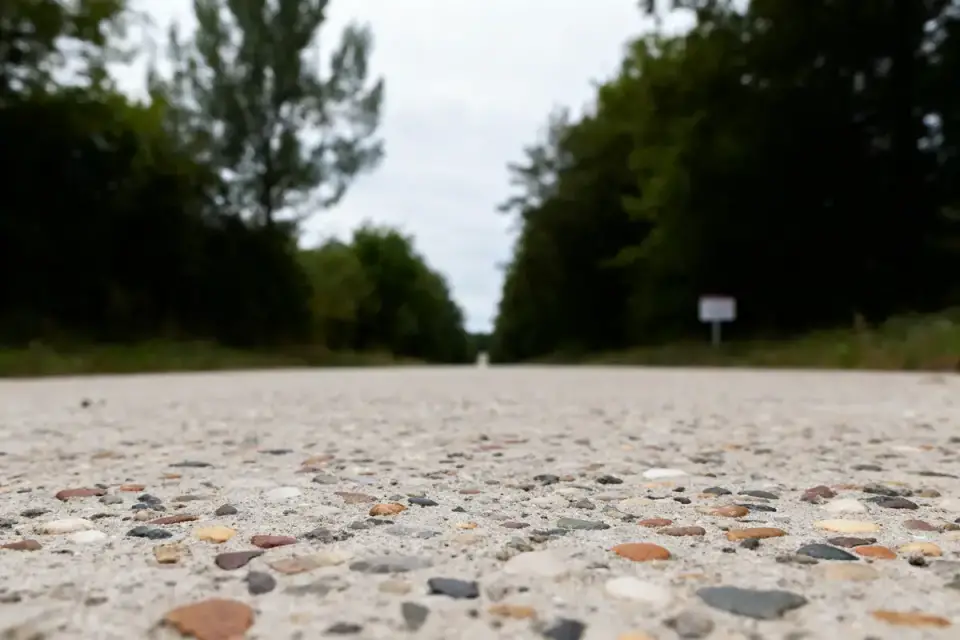 Route en béton désactivé avec graviers visible, information sur béton désactivé prix m2