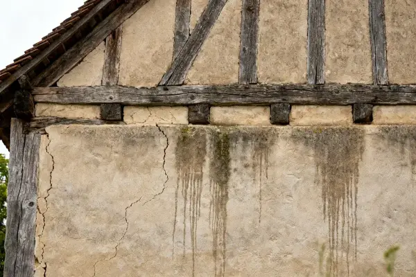 Mur en torchis avec poutres apparentes illustrant comment savoir si un mur est porteur