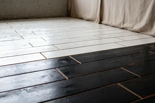 Carrelage imitation parquet noir et blanc montrant couleur de joint carrelage imitation parquet contrastée