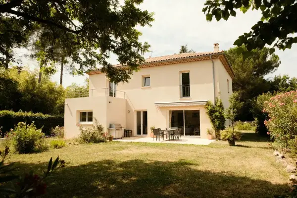 Belle t6 maison avec jardin spacieux entouré de verdure et terrasse aménagée